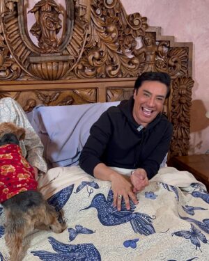 Cynthia Klitbo Instagram - Mi compadre @luismaganamex el único que me entrevista en la cama 😈🤪♥️