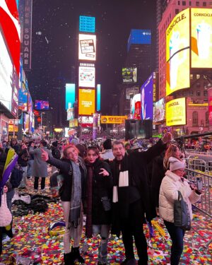 Cynthia Klitbo Instagram - Cumplí con mi promesa😍a mi hija @elisaklitbo_ @huicocheatv  Feliz Año Nuevo 🎆 #new york #añonuevo #timesquare
