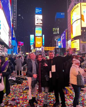 Cynthia Klitbo Instagram - Cumplí con mi promesa😍a mi hija @elisaklitbo_ @huicocheatv  Feliz Año Nuevo 🎆 #new york #añonuevo #timesquare