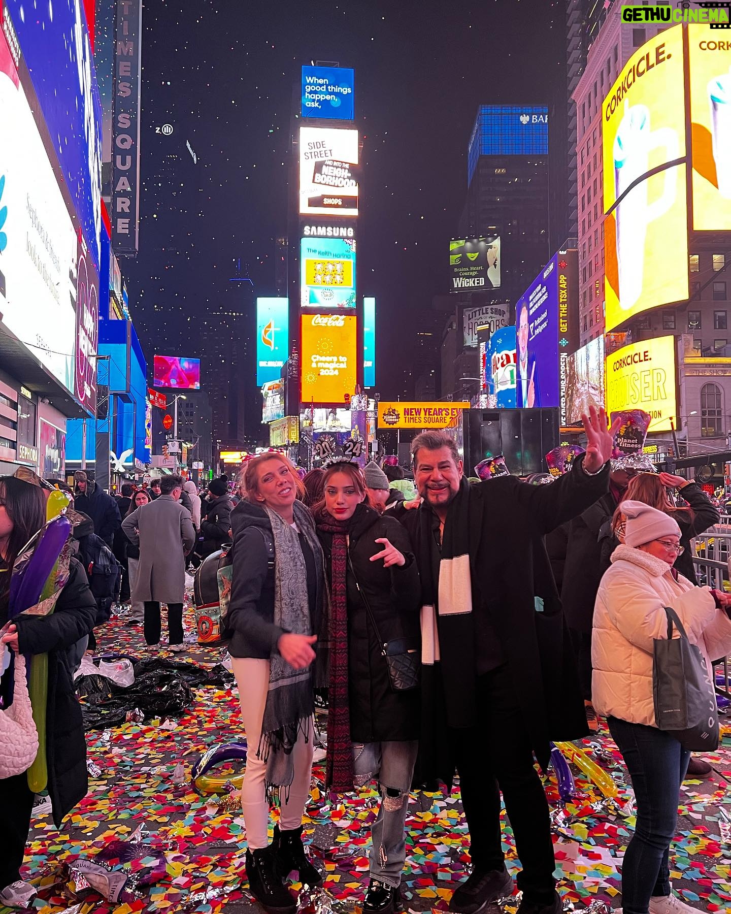 Cynthia Klitbo - 2.4K Likes - Cumplí con mi promesa😍a mi hija @elisaklitbo_ @huicocheatv Feliz Año Nuevo 🎆 #new york #añonuevo #timesquare
