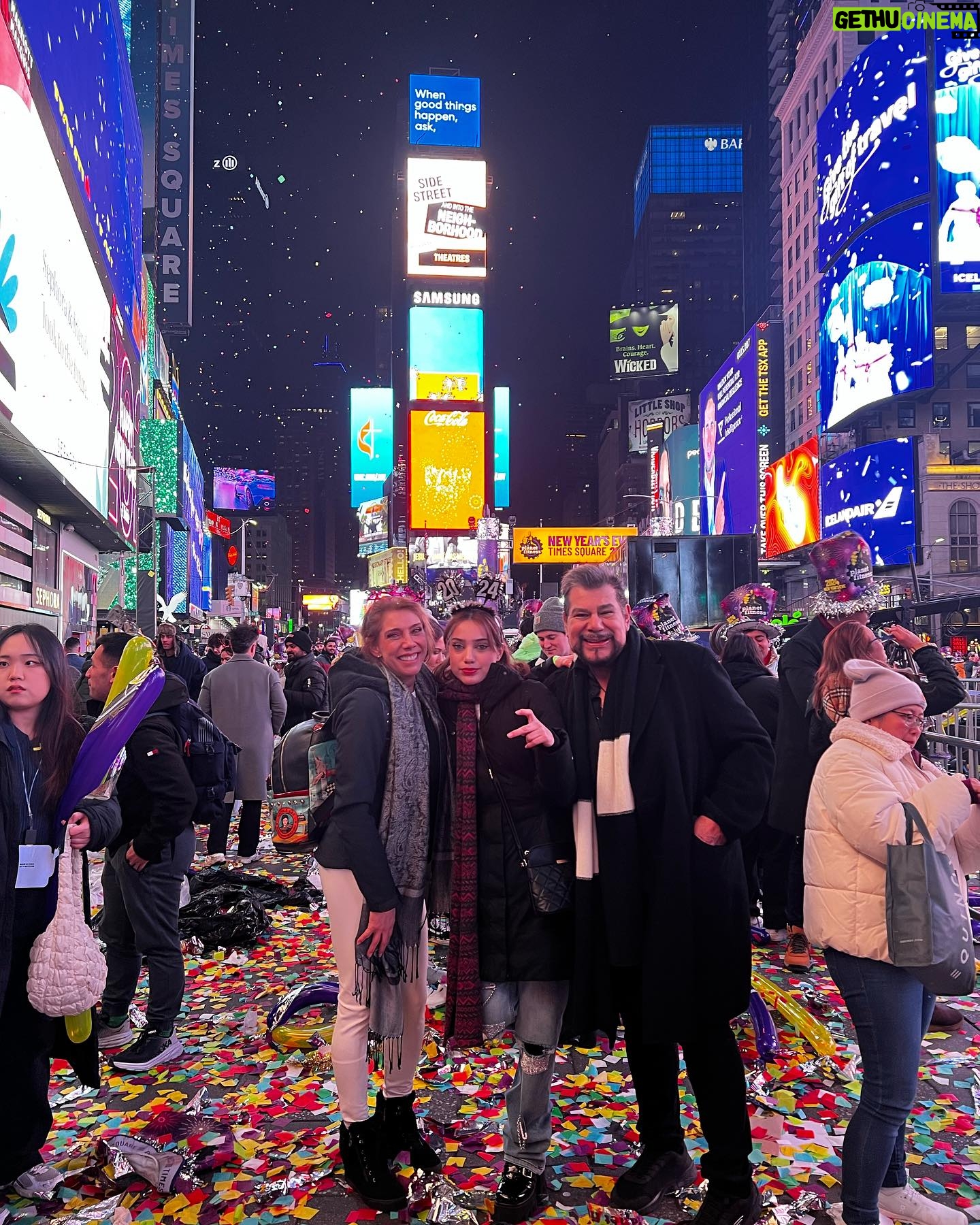 Cynthia Klitbo - 2.4K Likes - Cumplí con mi promesa😍a mi hija @elisaklitbo_ @huicocheatv Feliz Año Nuevo 🎆 #new york #añonuevo #timesquare