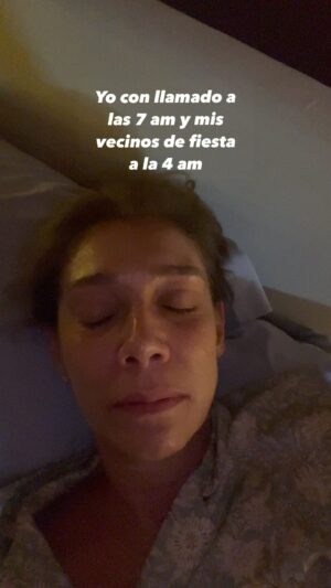 Cynthia Klitbo Instagram - #comedia #fiesta #insomnio #llamado