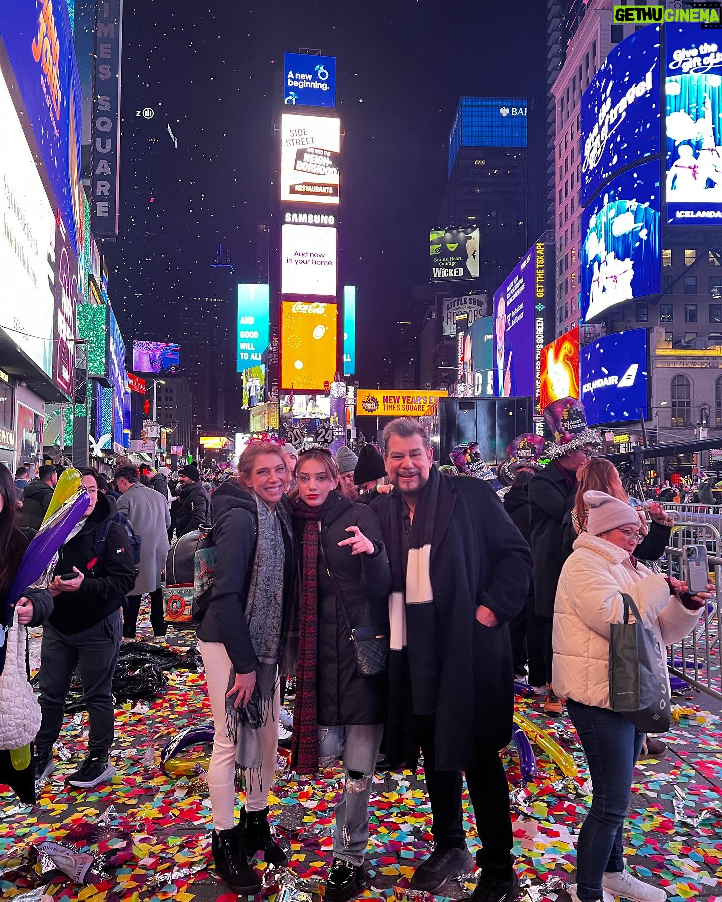 Cynthia Klitbo - 2.4K Likes - Cumplí con mi promesa😍a mi hija @elisaklitbo_ @huicocheatv Feliz Año Nuevo 🎆 #new york #añonuevo #timesquare