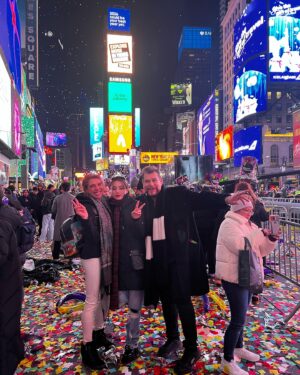 Cynthia Klitbo Instagram - Cumplí con mi promesa😍a mi hija @elisaklitbo_ @huicocheatv  Feliz Año Nuevo 🎆 #new york #añonuevo #timesquare