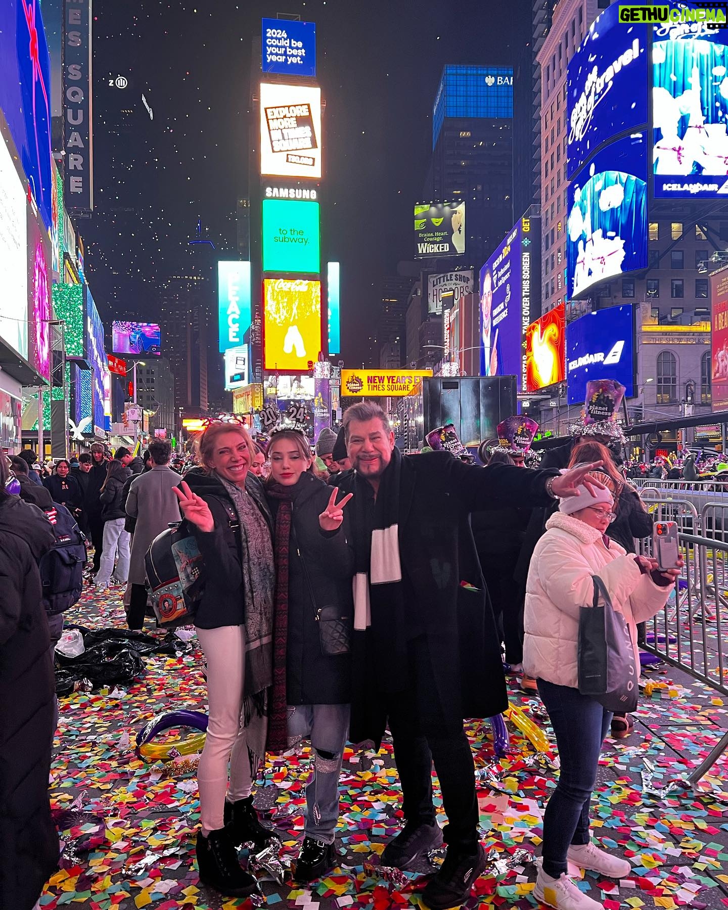 Cynthia Klitbo - 2.4K Likes - Cumplí con mi promesa😍a mi hija @elisaklitbo_ @huicocheatv Feliz Año Nuevo 🎆 #new york #añonuevo #timesquare