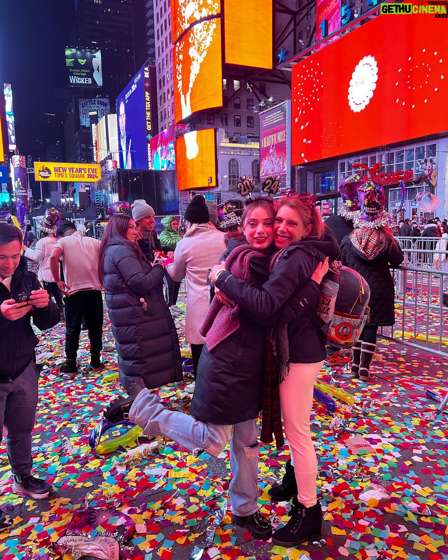 Cynthia Klitbo - 2.4K Likes - Cumplí con mi promesa😍a mi hija @elisaklitbo_ @huicocheatv Feliz Año Nuevo 🎆 #new york #añonuevo #timesquare