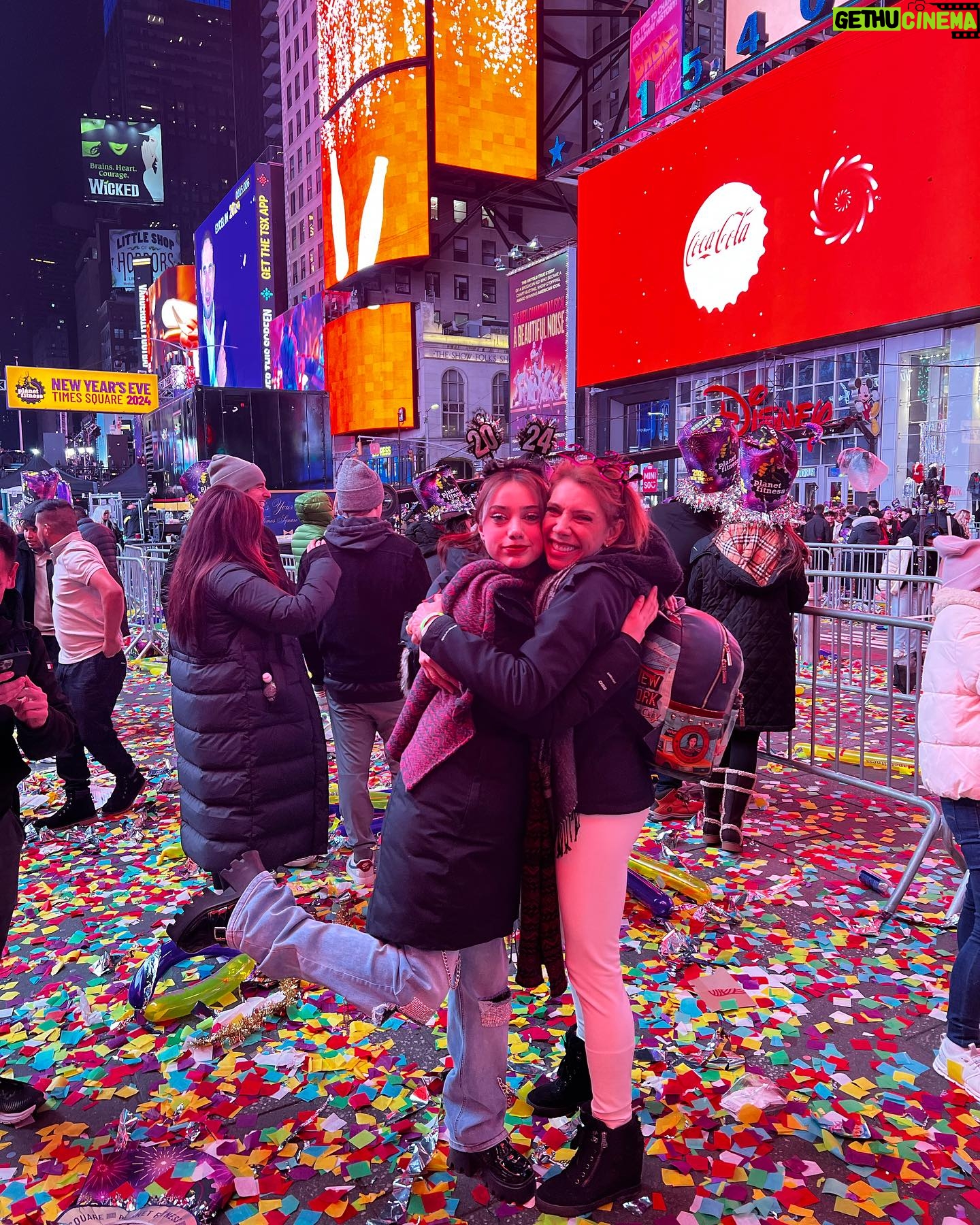Cynthia Klitbo - 2.4K Likes - Cumplí con mi promesa😍a mi hija @elisaklitbo_ @huicocheatv Feliz Año Nuevo 🎆 #new york #añonuevo #timesquare