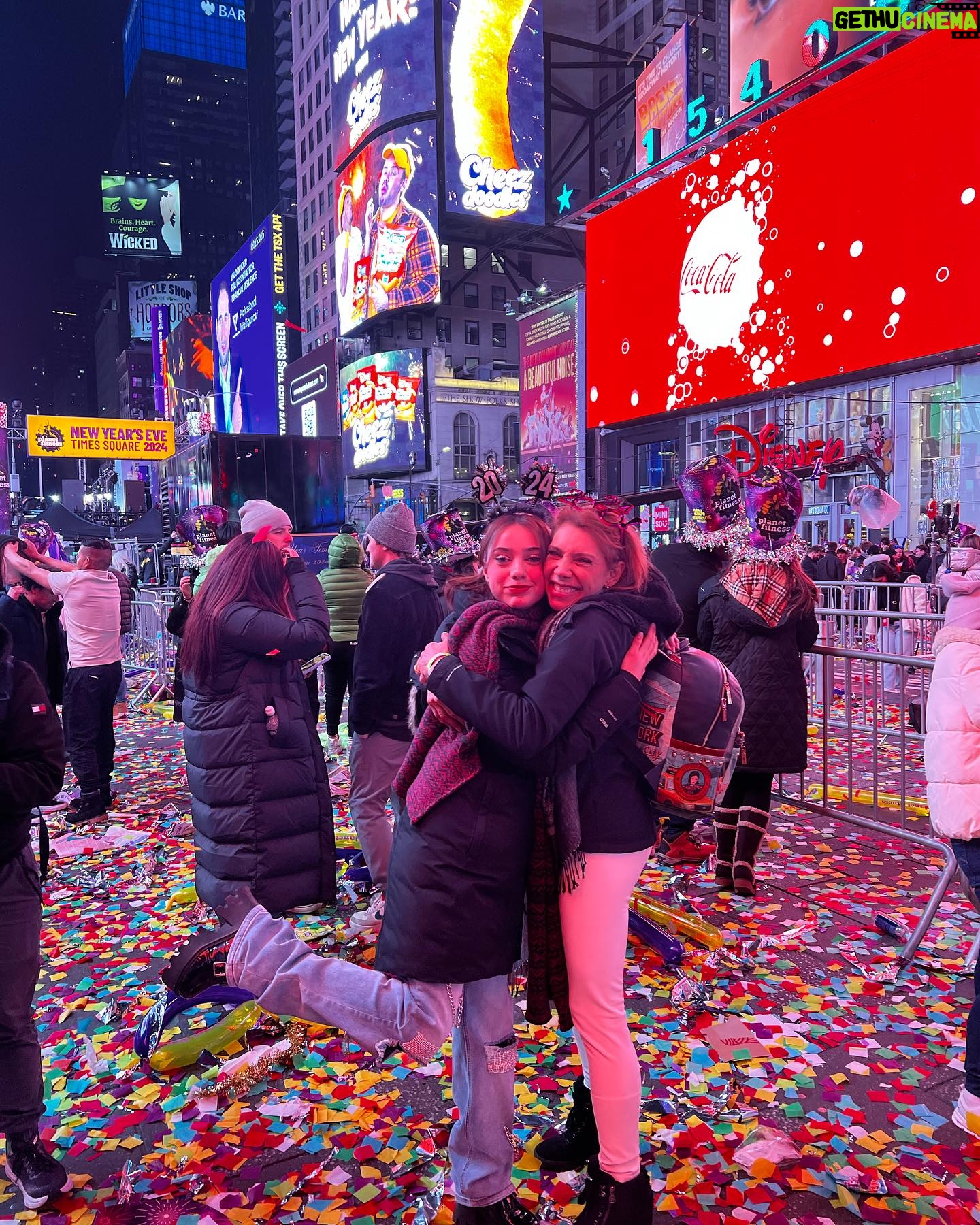 Cynthia Klitbo - 2.4K Likes - Cumplí con mi promesa😍a mi hija @elisaklitbo_ @huicocheatv Feliz Año Nuevo 🎆 #new york #añonuevo #timesquare