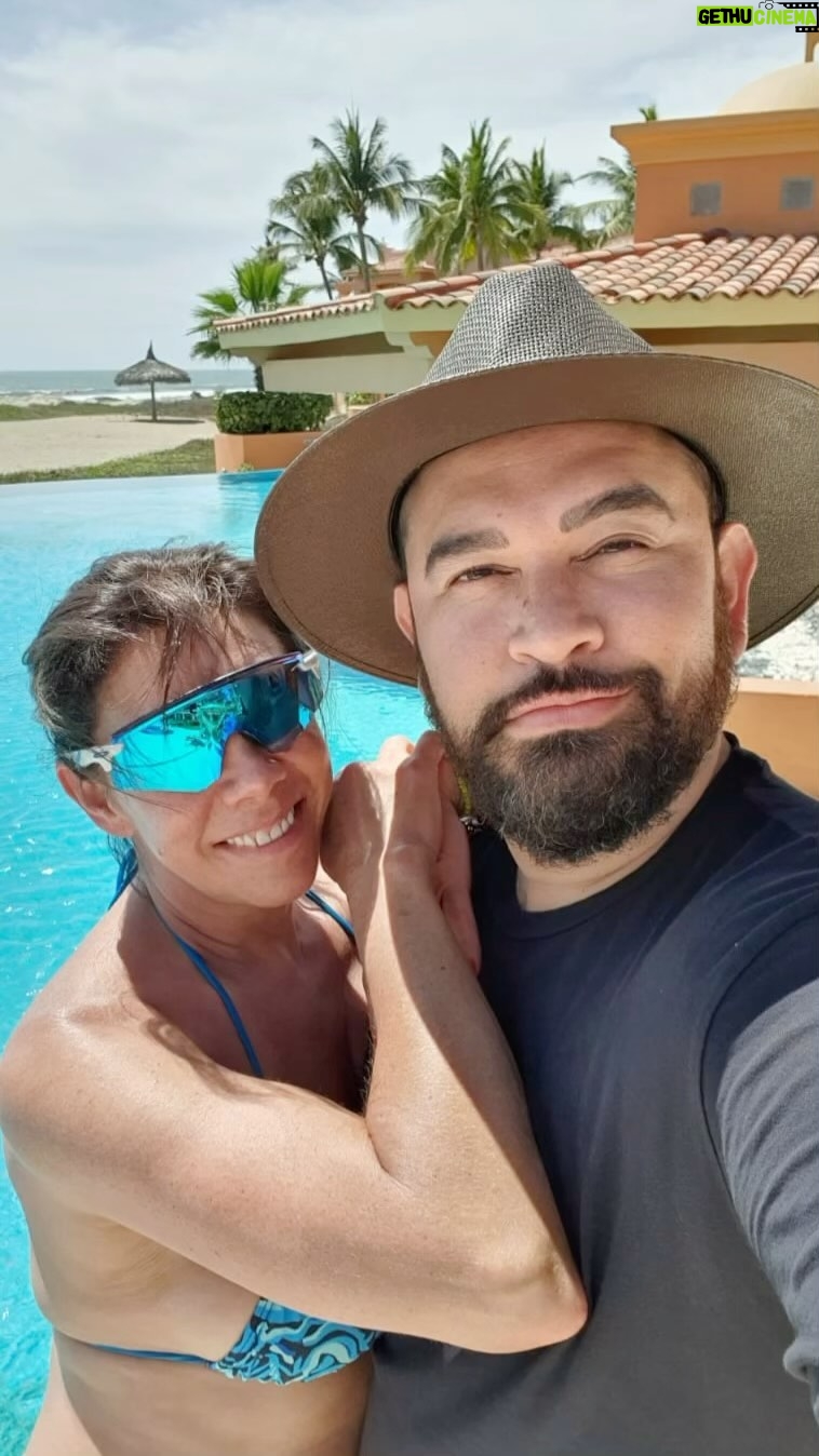Cynthia Klitbo Instagram - Mi Paquito y yo en mi amado Mazatlán