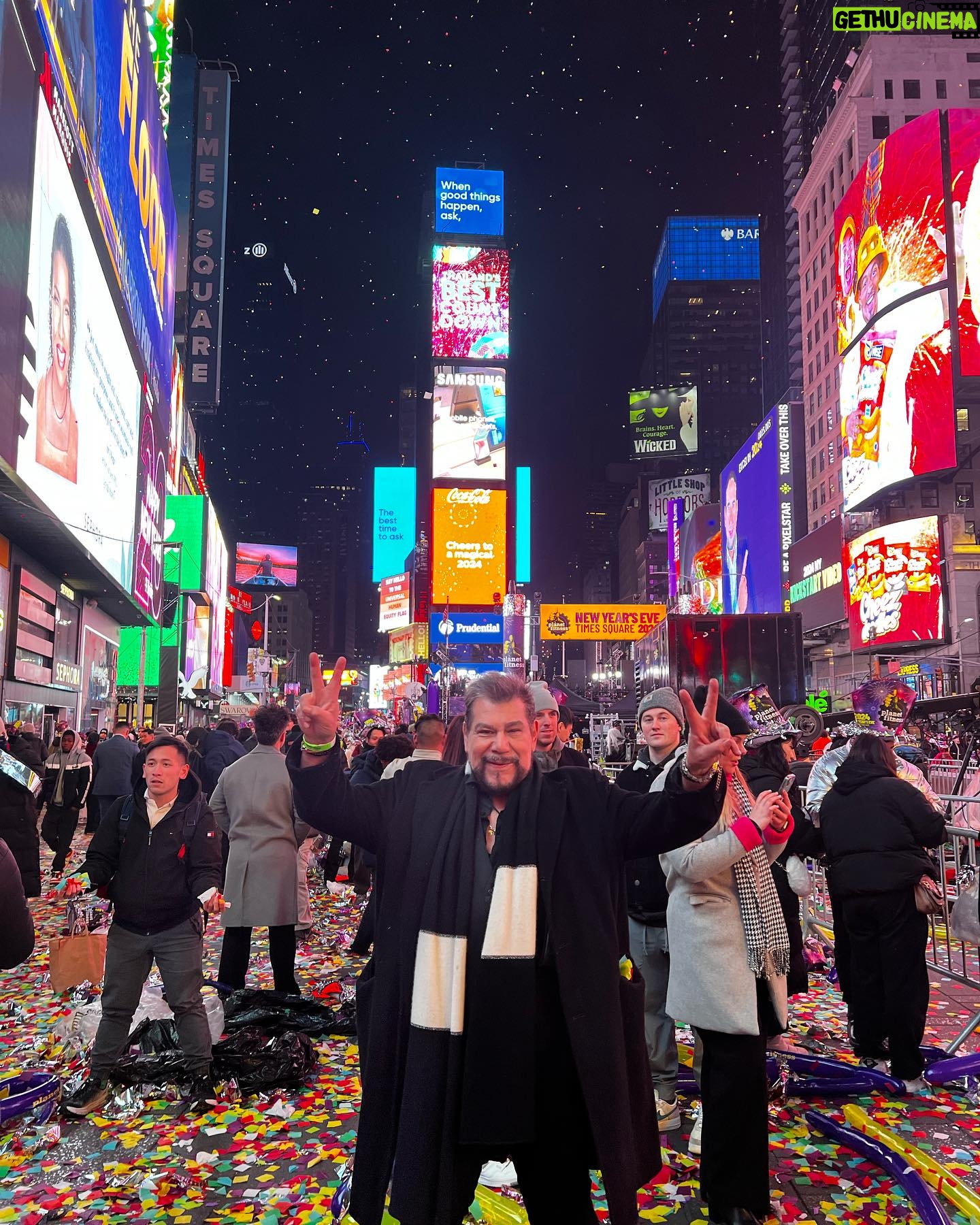 Cynthia Klitbo - 2.4K Likes - Cumplí con mi promesa😍a mi hija @elisaklitbo_ @huicocheatv Feliz Año Nuevo 🎆 #new york #añonuevo #timesquare