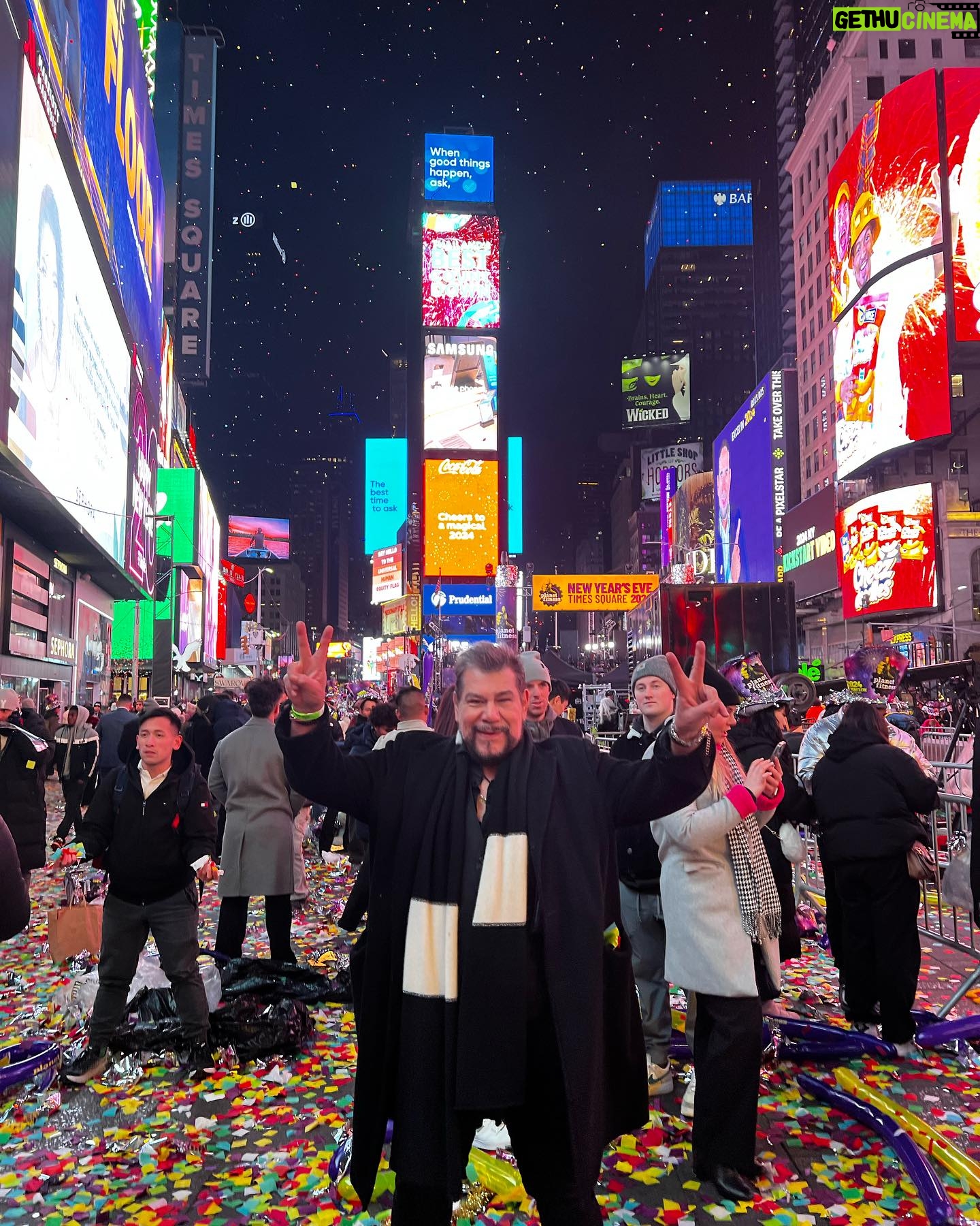 Cynthia Klitbo - 2.4K Likes - Cumplí con mi promesa😍a mi hija @elisaklitbo_ @huicocheatv Feliz Año Nuevo 🎆 #new york #añonuevo #timesquare