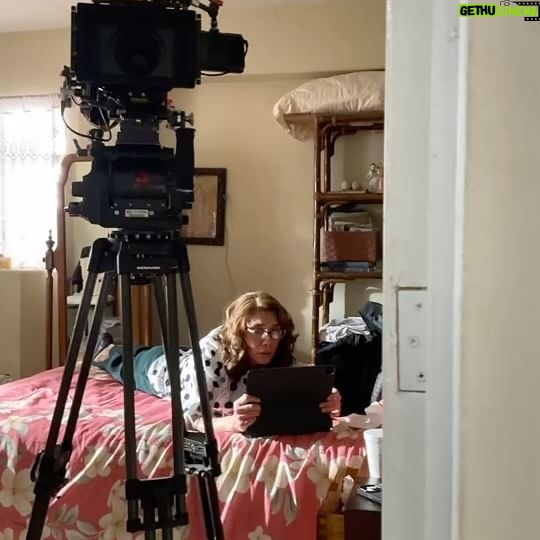 Cynthia Klitbo Instagram - Estudiando mi texto entre escenas 😍 de Juana la virgen 😉