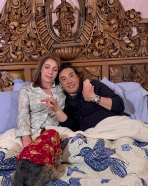 Cynthia Klitbo Instagram - Mi compadre @luismaganamex el único que me entrevista en la cama 😈🤪♥️