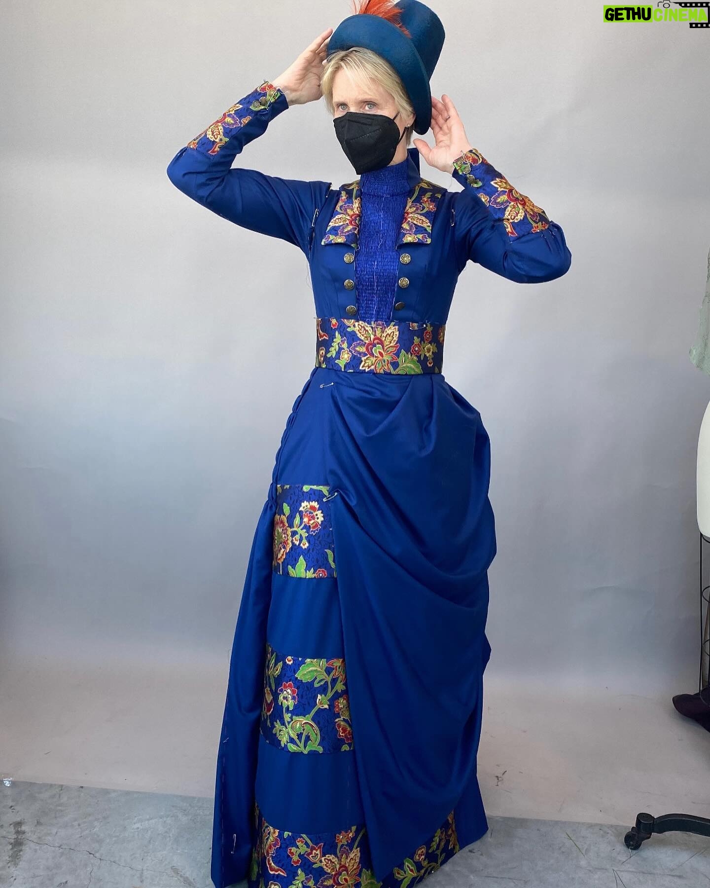 Cynthia Nixon Instagram - Gilded Age Cynthia Nixon !!! , @cynthiaenixon endlessly inspiring stories and the designs , #robertseanleonard , dresses beautifully made by Kathy Marshall and her team @tricorneinc Thank you ! Design by @kasia_walicka_maimone
