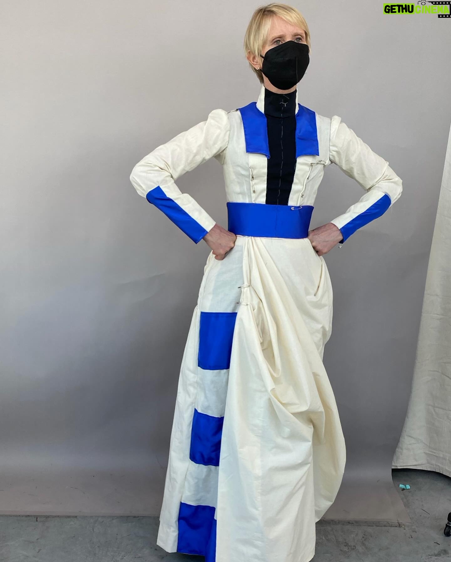 Cynthia Nixon Instagram - Gilded Age Cynthia Nixon !!! , @cynthiaenixon endlessly inspiring stories and the designs , #robertseanleonard , dresses beautifully made by Kathy Marshall and her team @tricorneinc Thank you ! Design by @kasia_walicka_maimone
