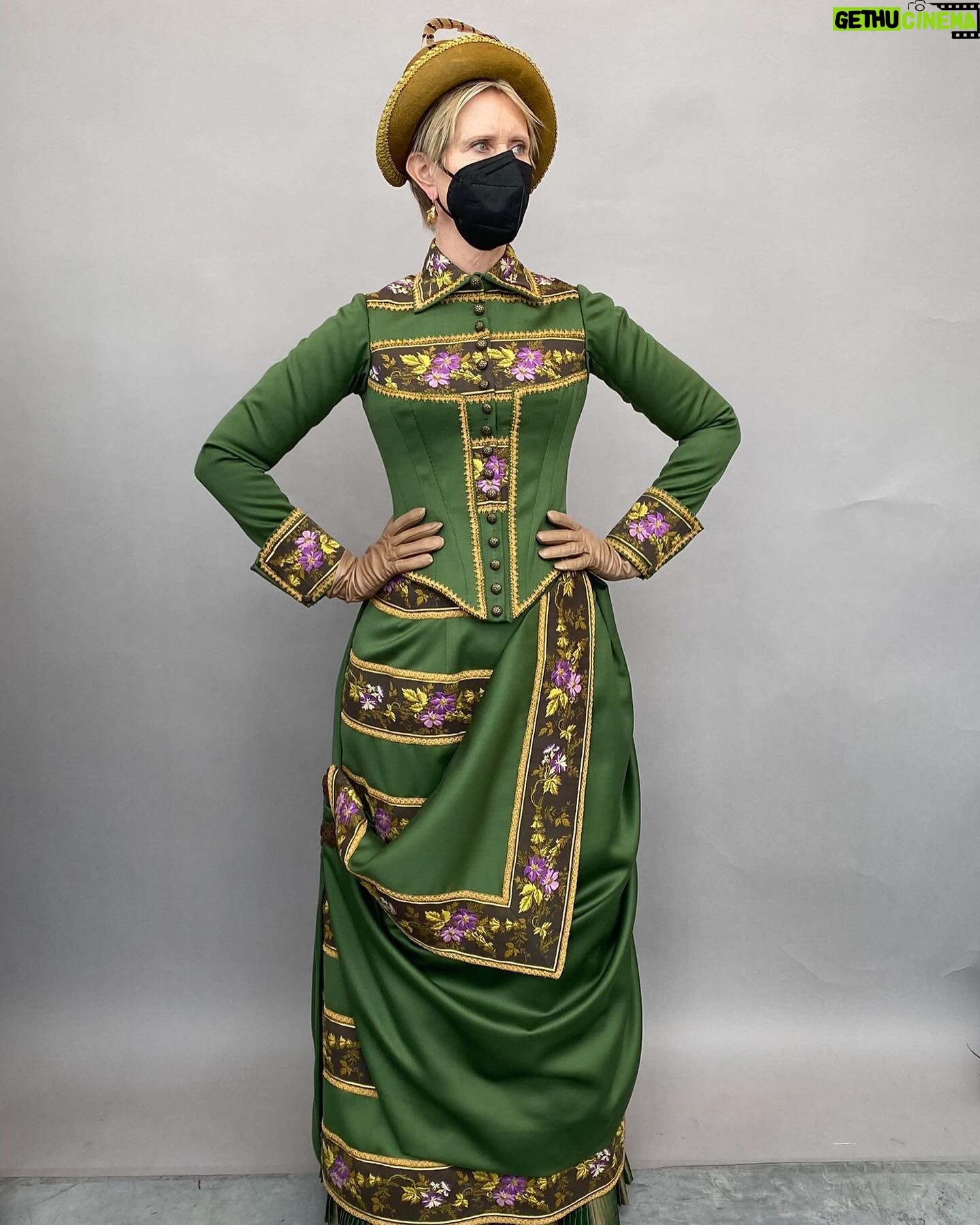Cynthia Nixon Instagram - Gilded Age Cynthia Nixon !!! , @cynthiaenixon endlessly inspiring stories and the designs , #robertseanleonard , dresses beautifully made by Kathy Marshall and her team @tricorneinc Thank you ! Design by @kasia_walicka_maimone