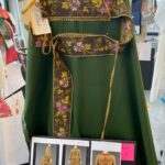 Cynthia Nixon Instagram - Gilded Age Cynthia Nixon !!! , @cynthiaenixon endlessly inspiring stories and the designs , #robertseanleonard , dresses beautifully made by Kathy Marshall and her team @tricorneinc Thank you ! Design by @kasia_walicka_maimone