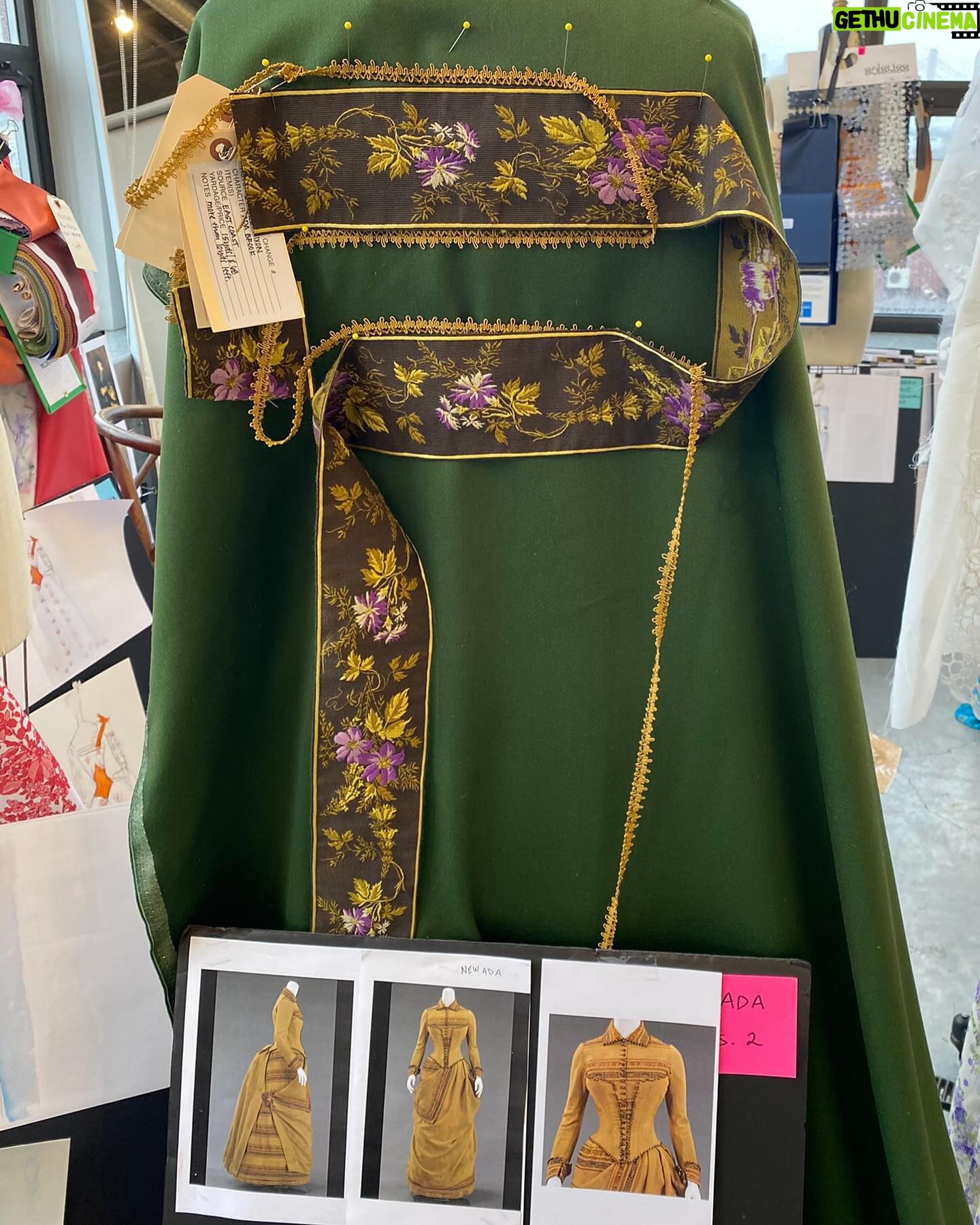 Cynthia Nixon Instagram - Gilded Age Cynthia Nixon !!! , @cynthiaenixon endlessly inspiring stories and the designs , #robertseanleonard , dresses beautifully made by Kathy Marshall and her team @tricorneinc Thank you ! Design by @kasia_walicka_maimone