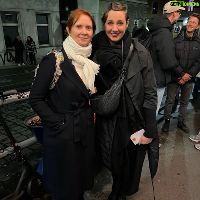 Cynthia Nixon Instagram - Hello from Vienna! 🇦🇹 We attended a performance of “Cabaret” at the @volksoper opera house and were floored! All of the actors were incredible, including @bettinamoench (Sally Bowles) and @ruth_brauer (the emcee) who we got to meet after the show. Danke!!