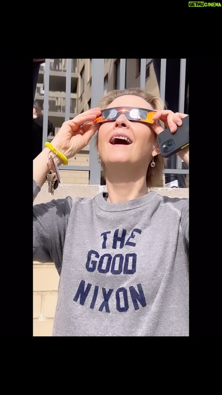 Cynthia Nixon Instagram - Happy solar eclipse day from the Big Apple! ☀️🕶️🍎