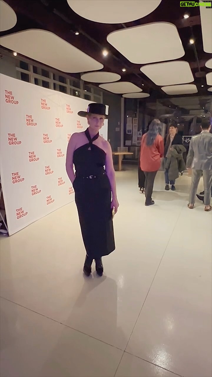 Cynthia Nixon Instagram - Thanks to everyone for gussying me up for last night’s opening of the Seven Year Disappear💋 . @alicialombardini @alexallyn @itsmatin . Look: Michelle Rhee Shoes and Hat: Roger Vivier Bag: Bella Rosa Earrings: Ashaha Ring: ITÄ Bracelet: Ritique