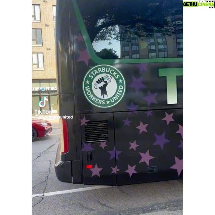 Cynthia Nixon Instagram - “As long as we’re up against a system that is unfair to its roots, we’re going to have to stay together or be crushed…and we are on the winning side.” - Bea Lumpkin, 104 year old labor activist at a Starbucks Workers United picket line this month I stand with my @SAGAFTRA colleagues as well as the thousands of workers fighting against exploitation and for just working conditions ➡️➡️➡️ 💪#SAGAFTRAStrong @nationalnurses @teamsters @sbworkersunited @amazonlaborunion @standwithproduction @sagaftra @wgaeast @wgawest @iatse 🙌@aoc @rbreich @ashnb1 @perfectunion