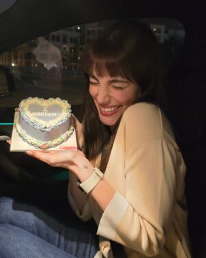Cynthia Samuel Instagram - 1 Million of you on @tiktok I love you guys! Thank you so much for your love and support 🩷
PS: @deemalovesdrama thank you for the cutest cake in the world ILY