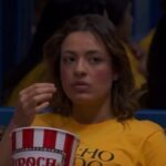 Débora Bloch Instagram - Os brothers ganharam uma noite no cinema da casa e assistiram antes de todo mundo ao primeiro capítulo de No Rancho Fundo. @alexandrenero e eu aparecemos para anunciar! Amei ver a carinha deles assistindo a cena de Deodora. Agora também quero essa camiseta da novela! 🧡 Reprodução: @tvglobo @bbb #bbb #NoRanchoFundo