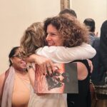 Débora Bloch Instagram - Ontem fomos em família assistir o Espetáculo “Sagração”, da @ciadeborahcolker, no Teatro Municipal. Que coisa linda! Que orgulho dessa minha amiga de adolescência com quem dividi a barra de ballet nas aulas da mestra Heloisa Vasconcelos e as aulas de dança contemporânea da outra mestra Graciela Figueroa. A gente ia de ônibus pras aulas e depois ia pra casa dela comer bolo de mel e tomar mate, né @deborahcolker? Debinha voou como coreógrafa, diretora e nos encanta a cada novo espetáculo. Não perca! Até segunda no Rio, no @theatromunicipalrj! Obrigada @vanessacardosoms e @factoriacomunicacao. #sagração #deboracolker #ciadedançadeborahcolker