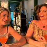 Débora Bloch Instagram - Hoje é dia da mais nova perigosa chegar em No Rancho Fundo. Encontro das duas bandidas no bar do Hotel São Petersburgo. Seja bem-vinda, Blandina! #NoRanchoFundo #noveladas6