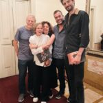 Débora Bloch Instagram - Ontem fomos em família assistir o Espetáculo “Sagração”, da @ciadeborahcolker, no Teatro Municipal. Que coisa linda! Que orgulho dessa minha amiga de adolescência com quem dividi a barra de ballet nas aulas da mestra Heloisa Vasconcelos e as aulas de dança contemporânea da outra mestra Graciela Figueroa. A gente ia de ônibus pras aulas e depois ia pra casa dela comer bolo de mel e tomar mate, né @deborahcolker? Debinha voou como coreógrafa, diretora e nos encanta a cada novo espetáculo. Não perca! Até segunda no Rio, no @theatromunicipalrj! Obrigada @vanessacardosoms e @factoriacomunicacao. #sagração #deboracolker #ciadedançadeborahcolker