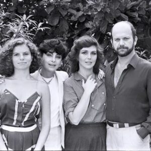 Débora Bloch Instagram - Sol de Verão, novela de Manoel Carlos que fiz em 1982, chega ao catálogo do @globoplay no projeto “Fragmentos”. Não é a novela completa, mas já dá pra matar aquela saudade dos anos 80 e da minha Clara. Nas fotos com os queridíssimos Tony Ramos, Irene Ravache, Jardel Filho, Beatriz Segal e Cecil Thiré.

#SolDeVerão #ManoelCarlos @beatriz_segall @ireneravacheoficial