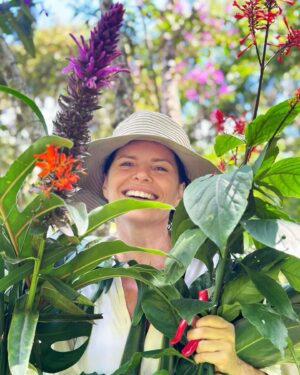 Débora Bloch Instagram - #blogueirinhadanatureza 
colhendo flores do jardim 🌷🌷🌷