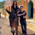 Débora Bloch Instagram - Sabado foi dia de maldade! Dia de gravar cena de porrada de Zefa Leonel e Deodora Montijo, 6 horas debaixo de chuva, sob a direção do genial @afiterman e texto do incrível @mario.teixeira2023 ao lado da maravilhosa @andreabeltrao.oficial. A gente se divertiu!!! #NoRanchoFundo