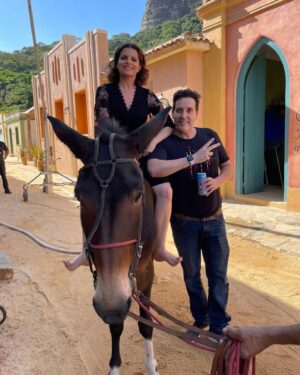 Débora Bloch Instagram - Sabado foi dia de maldade! Dia de gravar cena de porrada de Zefa Leonel e Deodora Montijo, 6 horas debaixo de chuva, sob a direção do genial @afiterman e texto do incrível @mario.teixeira2023 ao lado da maravilhosa @andreabeltrao.oficial. A gente se divertiu!!! 

#NoRanchoFundo