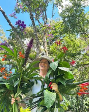Débora Bloch Instagram - #blogueirinhadanatureza 
colhendo flores do jardim 🌷🌷🌷