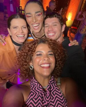 Débora Bloch Instagram - Coletiva de imprensa de No Rancho Fundo 🧡

Obrigada as maravilhosas:
Styling @marina____franco 
Make @dayseteixeiracursos 
Cabelo @clau_bretas 

#NoRanchoFundo