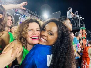 Débora Bloch Instagram - Encontros na Sapucaí ❤️🎉🔥Obrigada @carnavaldaarara @malubarretto @priborgonovi 🎉