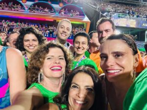 Débora Bloch Instagram - Encontros na Sapucaí ❤️🎉🔥Obrigada @carnavaldaarara @malubarretto @priborgonovi 🎉