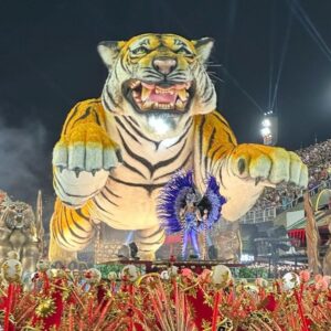 Débora Bloch Instagram - Encontros do carnaval. Obrigada @carnavaldaarara 🎉

#carnaval2024 #carnario