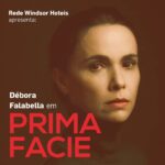 Débora Falabella Instagram – ‘Prima Facie’ chega ao Brasil no #TeatroAdolphoBloch ✨💙 Os ensaios abertos acontecem nos dias 26, 27 e 28 de abril. E a temporada de 2 de maio a 30 de junho.

Escrito por Suzie Miller, o texto ganhou dezenas de montagens ao redor do mundo, conquistou a Broadway e o West End inglês, e agora chegou a vez da tão esperada montagem no Brasil estrelada pela atriz @deborafalabellaoficial, que assume o desafio de encenar o primeiro solo de sua carreira, repetindo a parceria com a diretora @yaradenovaes.

A peça conta a história da bem-sucedida advogada Tessa, que tem acusados de abuso sexual entre seus clientes. Vinda de uma família pobre, ela batalhou e venceu no complexo mundo da advocacia. Ao mesmo tempo em que experimenta o sucesso, ela precisa encarar uma crise que a obriga a rever uma série de valores e princípios, além de refletir sobre o sistema judicial, a condição feminina e as relações conturbadas entre diversas esferas de poder.

| Ensaio aberto: 26, 27 e 28 de Abril 
|Temporada: 02 de maio a 30 de Junho
| De quinta a sábado, às 20h | Domingo, às 18h
| Duração: 90 minutos
| Classificação: 12 anos

#TeatroAdolphoBloch #ProgramaçãoRio

FICHA TÉCNICA 

Patrocínio: @windsorhoteis

Direção: Yara de Novaes (@yaradenovaes)

Texto: Suzie Miller (@suziemillerwriter)

Tradução: Alexandre Tenório

Produção Executiva: Catarina Milani (@catamilani)

Direção de Produção: @luciano_br @edsonfieschi 

Cenário: @andrecortez2004

Figurino: @fnmtme

Iluminação: @wagnerantonio

Consultoria Jurídica: @marialuizagomes e @mateusminteiro1

Coordenação Administrativa: Coarte

Assistentes de Direção: @ivysouz e @renanferreira

Realização: Borges & Fieschi Produções e Antes do Nome

Assessoria de Imprensa: @climaxcom @pedrohneves

Gestão de Redes Sociais: @sigaculturalab do grupo @topnamidia