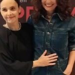 Débora Falabella Instagram – Ontem foi  nossa primeira estreia com nome de estreia, porque a gente já tinha estreado os ensaios abertos para um público maravilhoso. 
Mas ontem, na estreia oficial, foi tudo tão bonito. 
E isso tudo isso porque ela topou entrar nessa comigo ! 
@yaradenovaes é minha parceira, amiga, irmã, um tipo de mãe às vezes, conselheira, professora, musa inspiradora. Tanta coisa junto que nem sei.

Depois da saída dela do Grupo 3, ficava pensando como poderíamos nos juntar novamente. Tinha certeza de que isso ia acontecer, só não sabia como.

Começamos a procurar textos e pedi para que ela me dirigisse. Coisa que não acontecia há tempos. Uma das coisas que mais amo é estar com ela em cena, mas sentia muita saudade de ser dirigida por ela. E dessa vez foi tão forte. Como ela me conduzia com firmeza e liberdade ao mesmo tempo. Eu tenho total confiança nela e isso é tão importante em um  processo de trabalho intenso como esse. 
Ver a maneira que ela vai enxergando o espetáculo. Como vai montando tudo e as peças vão se encaixando. Os significados todos lá de uma maneira muito firme e mágica. É um deleite vê-la trabalhar. E a equipe, os parceiros que ela traz para estarem juntos! Uma equipe dos sonhos. E sem contar que ela está junto, mesmo, sempre! Pra tudo!

Eu te amo, Yareza ! E como sou grata pela nossa parceria, nossos projetos, nossa amizade e por ter você na minha vida! ❤️