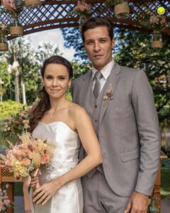Débora Falabella Instagram - #TERRAEPAIXÃO 📺 Estou simplesmente apaixonado por essas fotos do casamento de Lucinda e Marino! 🥰 O casal receberá os familiares e amigos em uma cerimônia superespecial para celebrar o amor. Lindo de se ver, não é? ❤️ [📸: Globo/Léo Rosario]