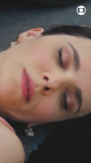 Débora Falabella Instagram - AI MEU DEUS!!!!! Alguém socorre a Lucinda!!!! #TerraEPaixão