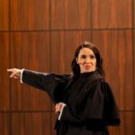 Débora Falabella Instagram - Débora Falabella buscava uma oportunidade para ser dirigida por Yara de Novaes (@yaradenovaes) novamente. Afastada da TV, ela ansiava fazer algo diferente. Foi quando se lembrou do texto de Suzie Miller, “Prima Facie”. Decidida, buscou os direitos para traduzir e adaptar a peça, mas descobriu que já haviam sido adquiridos por outros produtores brasileiros. No entanto, o monólogo, que aborda a delicada questão de como as vítimas de estupro são tratadas pelo sistema judicial, parecia destinado a Débora. Poucos dias depois, por um golpe do destino, ela recebeu um convite de um produtor que afirmou ter um texto perfeito para ela. Era “Prima Facie”. Animada com a oportunidade, fez apenas um pedido: que Yara dirigisse o espetáculo. A reportagem da Bravo! conversou com Débora e Yara sobre uma das peças mais destacadas desta temporada teatral. Leia um trecho acima e confira esta entrevista imperdível em bravo.abril.com.br