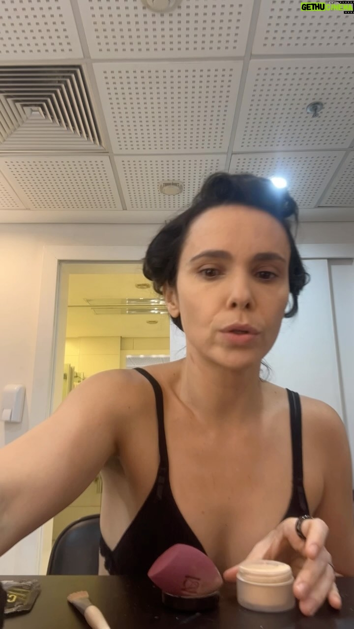 Débora Falabella Instagram - Time lapse, maquiagem, conversa e aquecimento vocal ao som de Madonna pra te convidar pra assistir Prima Facie no @teatroadolphobloch . Quinta à sábado às 20:00 e domingo 18:00!✨ na companhia de @yaradenovaes e @cynthiafalabella