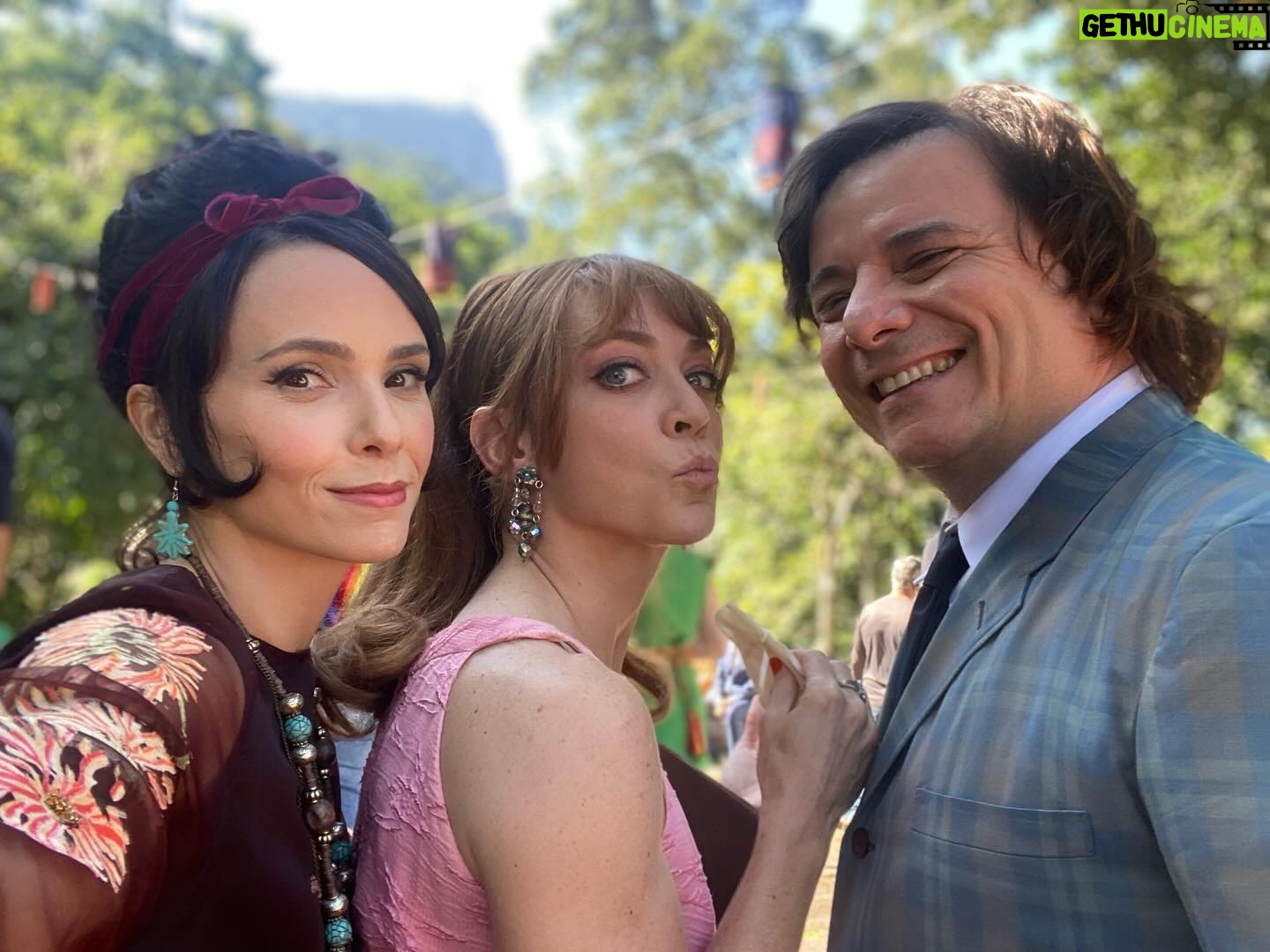 Débora Falabella Instagram - Um álbum de Fim pra lembra que hoje, o primeiro episódio vai passar na @tvglobo ❤️