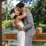 Débora Falabella Instagram - #TERRAEPAIXÃO 📺 Estou simplesmente apaixonado por essas fotos do casamento de Lucinda e Marino! 🥰 O casal receberá os familiares e amigos em uma cerimônia superespecial para celebrar o amor. Lindo de se ver, não é? ❤️ [📸: Globo/Léo Rosario]