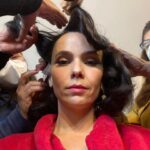 Débora Falabella Instagram – Hoje estreia a série Fim. 
 Adaptação do  livro da maravilhosa e genial @oficialfernandatorres 
 
A série começou antes da pandemia, seu início foi adiado e quando as gravações foram reiniciadas eu entrei num elenco  que já estava formado. 
 A incrível  @alessandranegrini estava comprometida com outro trabalho e eu tive a difícil função de entrar nesse grupo e substituir essa musa.
Tive que correr atrás. Da personagem e também da amizade que é a tônica desse trabalho. 
Fui acolhida desde o início por esse grupo de atores e parceiros  dos sonhos, (Patota, vocês foram demais) pela direção linda do Andrucha e da @daniela_thomas_ e pela produção da @conspiracaofilmes @isatb e @globoplay 
Em pouco tempo já estávamos vivendo uma vida juntos!

A gente sentava na cadeira de maquiagem e em 3 horas a gente viajava no tempo pelas mãos da @eulumoraes e da sua equipe de caracterização que fizeram um trabalho extraordinário. 
A gente se via com 10, 20,30  anos a mais e era estranho e lindo ao mesmo tempo. 

A série fala sobre amizade e finitude e de uma monte de outras coisas  que marcaram uma geração e que até hoje respingam na gente e nos ajudam a entender quem somos. A família tradicional, o casamento e a maternidade como resultado dele, o machismo, a idealização das relações amorosas. 

Eu tô muito feliz com essa estreia. Feliz por ter feito esse trabalho com essa turma, porque fazer junto com o outro, fazer em grupo, é muito mais legal! 
E feliz por viver essa personagem intensa,inquieta e maravilhosamente desobediente e sincera! 

Espero que vcs acompanhem e se emocionem com essa história!❤️#fimnogloboplay