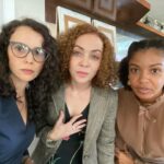 Débora Falabella Instagram – Hoje estreia a série Fim. 
 Adaptação do  livro da maravilhosa e genial @oficialfernandatorres 
 
A série começou antes da pandemia, seu início foi adiado e quando as gravações foram reiniciadas eu entrei num elenco  que já estava formado. 
 A incrível  @alessandranegrini estava comprometida com outro trabalho e eu tive a difícil função de entrar nesse grupo e substituir essa musa.
Tive que correr atrás. Da personagem e também da amizade que é a tônica desse trabalho. 
Fui acolhida desde o início por esse grupo de atores e parceiros  dos sonhos, (Patota, vocês foram demais) pela direção linda do Andrucha e da @daniela_thomas_ e pela produção da @conspiracaofilmes @isatb e @globoplay 
Em pouco tempo já estávamos vivendo uma vida juntos!

A gente sentava na cadeira de maquiagem e em 3 horas a gente viajava no tempo pelas mãos da @eulumoraes e da sua equipe de caracterização que fizeram um trabalho extraordinário. 
A gente se via com 10, 20,30  anos a mais e era estranho e lindo ao mesmo tempo. 

A série fala sobre amizade e finitude e de uma monte de outras coisas  que marcaram uma geração e que até hoje respingam na gente e nos ajudam a entender quem somos. A família tradicional, o casamento e a maternidade como resultado dele, o machismo, a idealização das relações amorosas. 

Eu tô muito feliz com essa estreia. Feliz por ter feito esse trabalho com essa turma, porque fazer junto com o outro, fazer em grupo, é muito mais legal! 
E feliz por viver essa personagem intensa,inquieta e maravilhosamente desobediente e sincera! 

Espero que vcs acompanhem e se emocionem com essa história!❤️#fimnogloboplay